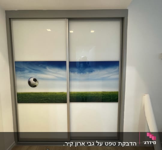דלתות הזזה עם טפט כדורגל ונוף שמיים